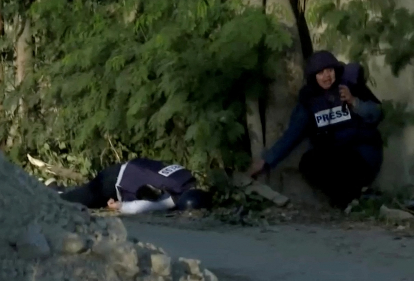 Shatha Hanaysha disamping jenazah Shireen Abu Akleh in Jenin. (Reuters)