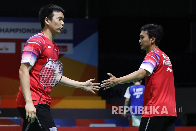 Pasangan ganda putra unggulan dua, Hendra Setiawan/Mohammad Ahsan memenangkan laga sesama veteran dari Cina, Liu Cheng/Zhang Nan