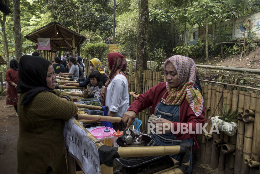 Masyarakat sedang berinteraksi satu sama lain di salah satu kawasan di Kota Bandung, Jawa Bara. Foto: Republika/Abdan Syakuran