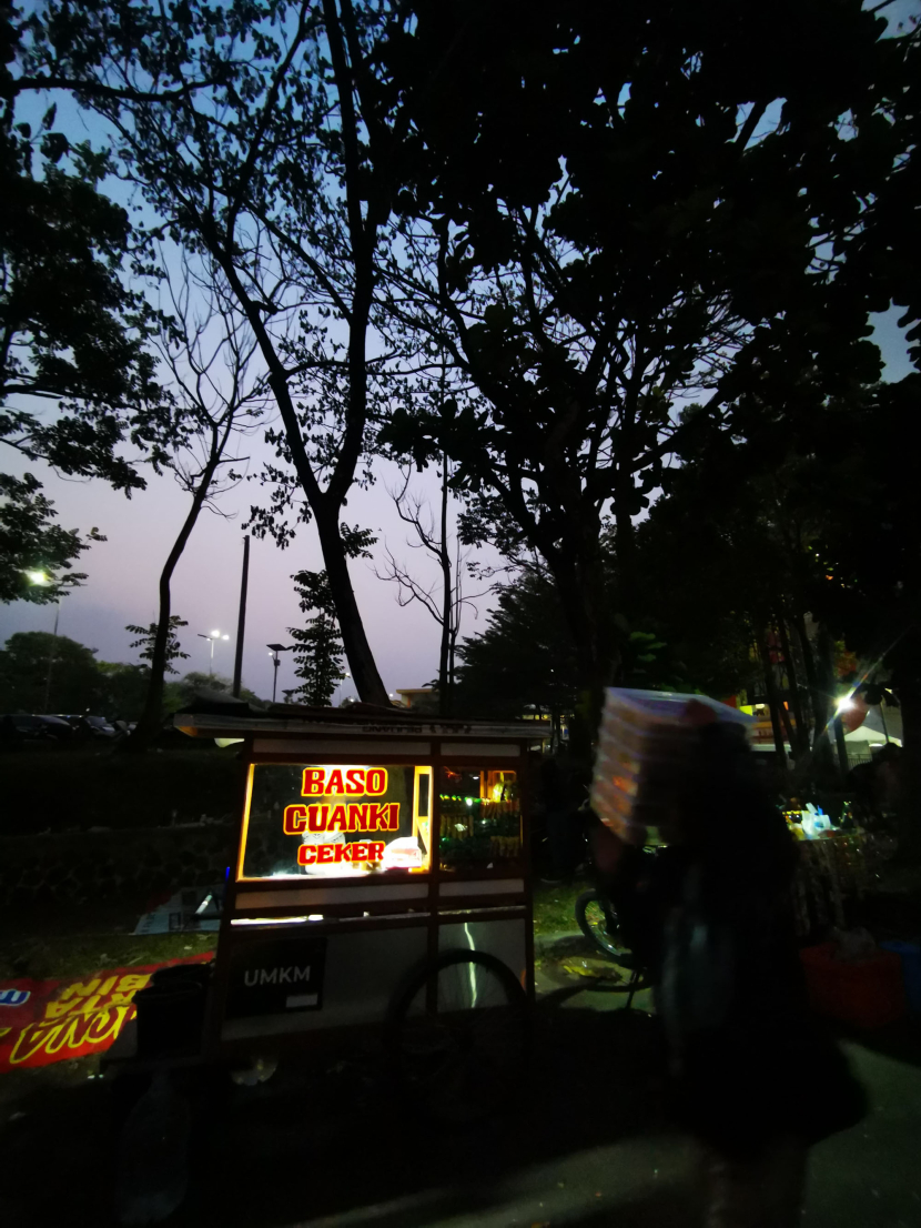 Gerobak pedagang Cuankie saat senja di ajang turnamen Piala Presiden 2024 di Stadion Si Jalak Harupat, Soreang Kabupaten Bandung, Kamis (25/7/2024). Foto: Yogi Ardhi/Republika Network