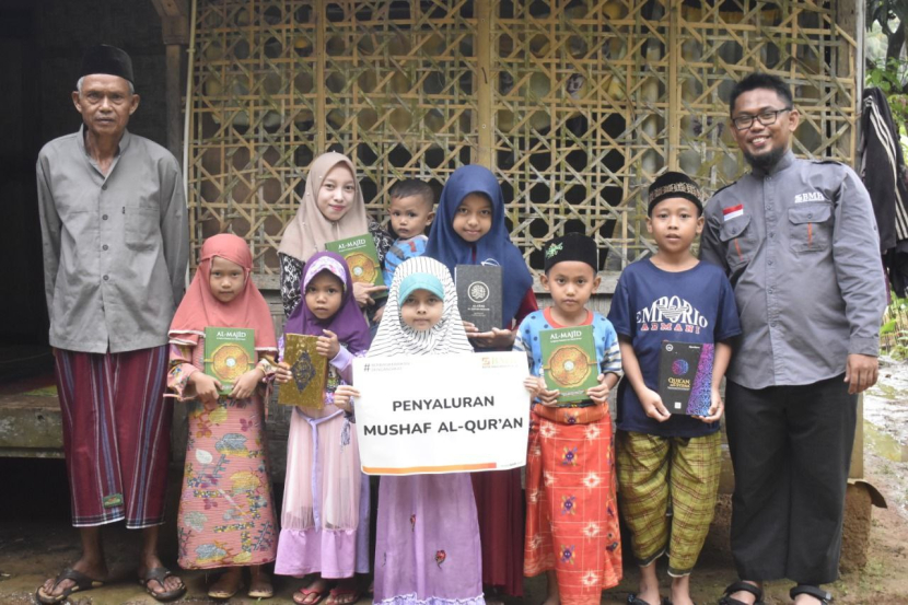 Laznas BMH juga mendukung pendidikan anak-anak di Kampung Cihara, Banten, dengan menyalurkan Alquran. (Foto: Dok BMH)