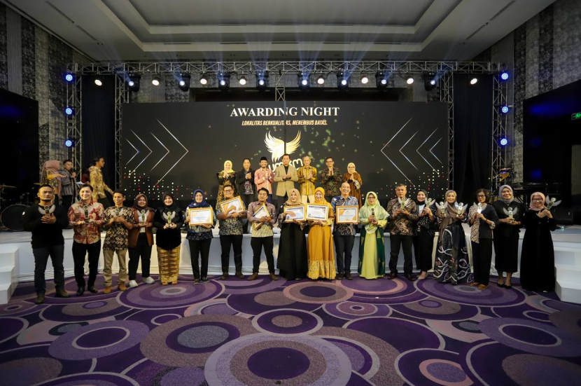 Pemberian penghargaan pada 13 UMKM pemenang UMKM Award/Humas Pemkot Bandung