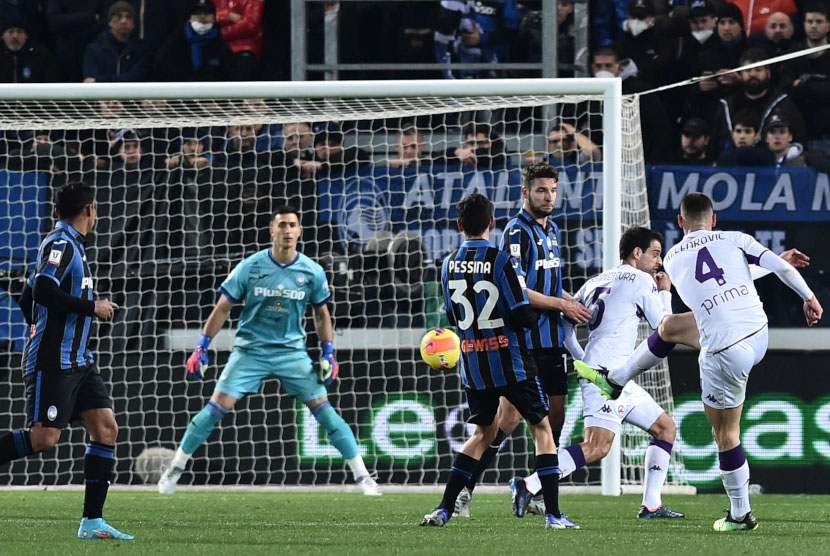 Tendangan keras Nikola Milenkovic dari luar kotak pada menit 90 menangkan Fiorentina. Sumber: Footbal Italia. 