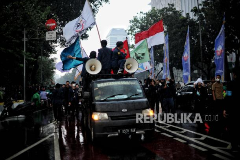 Mahasiswa Universitas Trisakti melakukan aksi di kawasan Patung Kuda, Jakarta, Kamis (12/5/2022). Aksi unjuk rasa tersebut dalam rangka memperingati 24 tahun Tragedi 12 Mei 1998 Trisakti sekaligus menuntut pemerintah atas kejelasan kasus HAM yang menewaskan empat orang mahasiswa Universitas Trisakti dalam peristiwa tersebut. Foto: Republika/Thoudy Badai