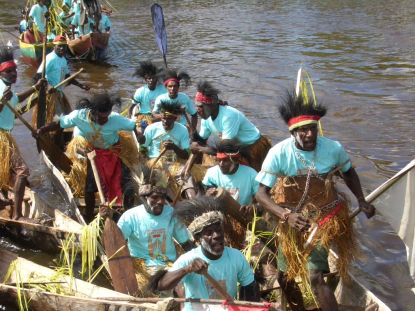 Masyarakat adat Kamoro di Distrik Iwaka, Kabupaten Mimika, Papua Tengah, sedang berlomba mendayung sampan pada Festival Kamoro 2005.