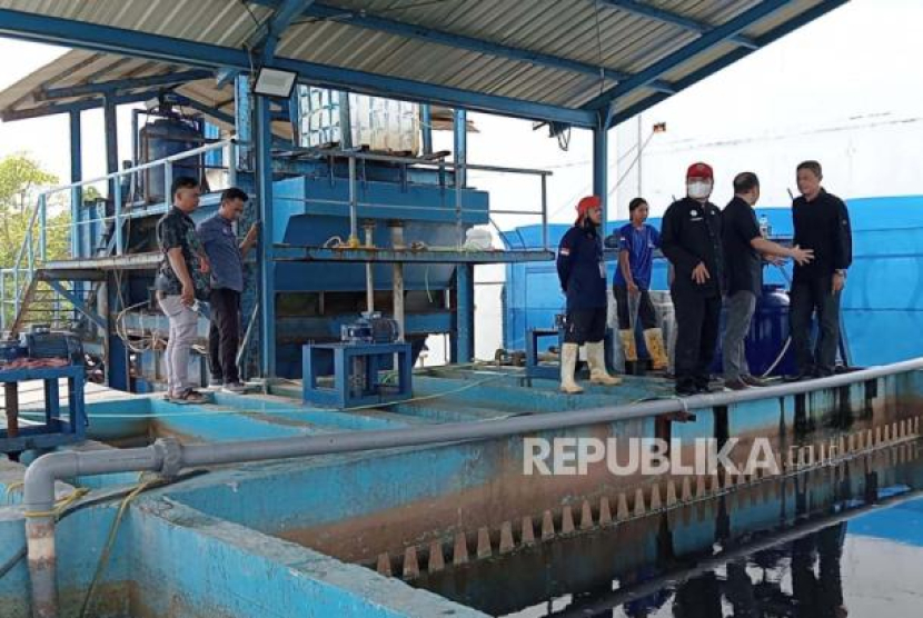 Tim Gabungan Pemkab Indramayu menghentikan sementara produksi pabrik tepung ikan di Kecamatan Kandanghaur, Kabupaten Indramayu, Selasa (9/1/2024).(dok. Republika)