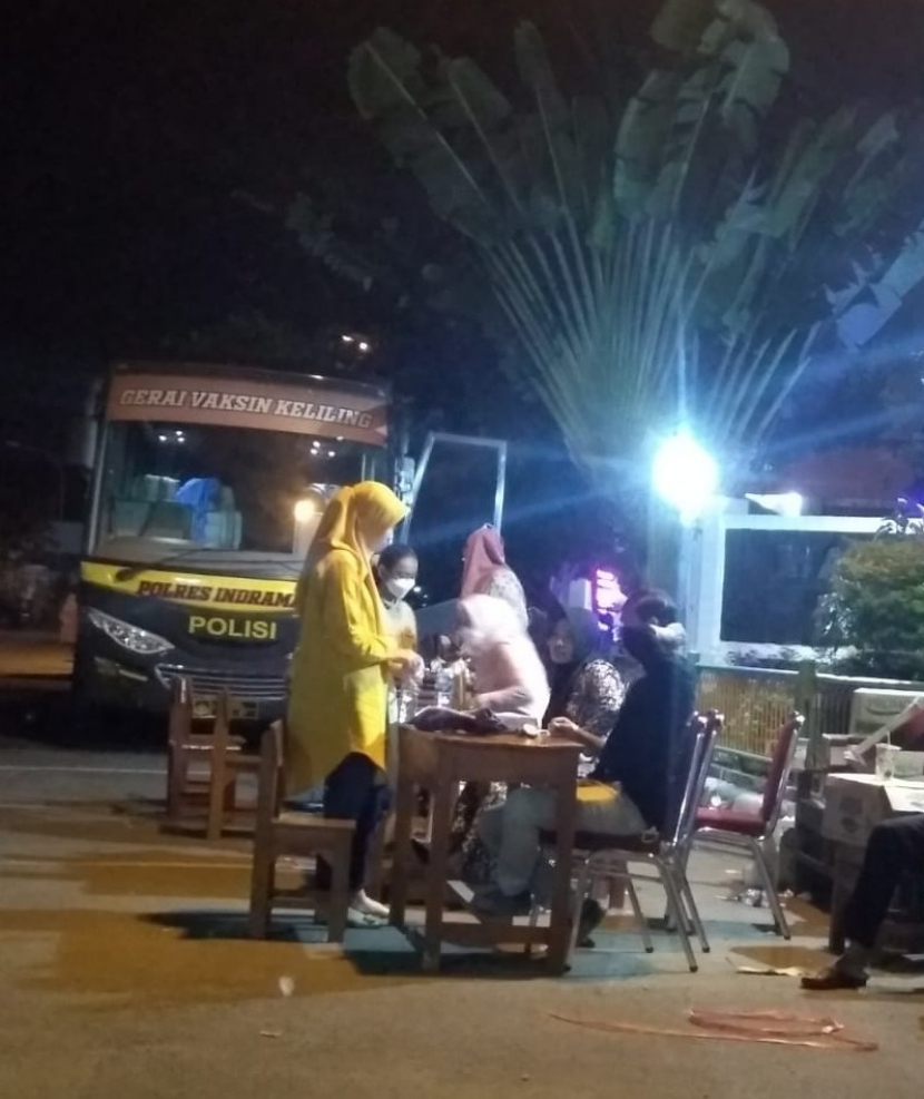 Gerai vaksinasi digelar Polres Indramayu di depan Masjid Agung Indramayu saat malam Ramadhan 2022. (Lilis Sri Handayani)