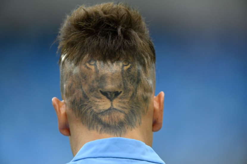 Sebastien Sosa memamerkan tato singa gilanya di kepalanya.