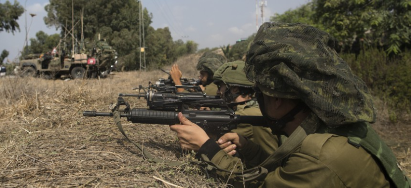 Tentara Israel berpatroli di dekat perbatasan dengan Gaza pada 10 Oktober 2023 di Kfar Gaza, Israel. GAMBAR GETTY / Retribusi AMIR