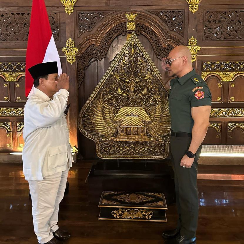 Deddy Corbuzer diangkat menjadi Letnan Kolonel (Letkol) Tituler TNI AD yang diserahkan oleh Menteri Pertahanan Prabowo. Foto :i@corbuzier