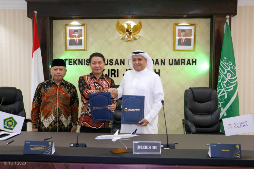 Dirjen Penyelenggaraan Haji dan Umrah (PHU) Kemenag Hilman Latief bersama General Manager, Hajj and Umrah Revenue Management and Sales Saudia Amer Al Ghamdi menandatangani kerja sama mengangkut jamaah haji reguler di Kantor Urusan Haji KJRI Jeddah, Senin (17/4/2023). Saudia Airlines akan Angkut 100 Ribu Jamaah Haji Indonesia. Foto: Kemenag