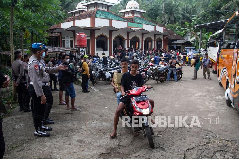 Sejumlah warga yang sempat ditahan polisi tiba di halaman masjid Desa Wadas, Bener, Purworejo, Jawa Tengah, Rabu (9/2/2022). Sebanyak 64 warga Desa Wadas dibebaskan oleh pihak kepolisian terkait aksi penolakan pembangunan Bendungan Bener.