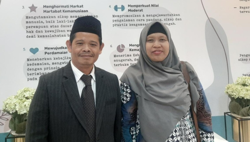 Pasangan suami istri, Prof Zuhri dan Prof Maemonah dikukuhkan sebagai guru besar UIN Sunan Kalijaga Yogyakarta di Kantor Kemenga, Lapangan Banteng, Jakarta Pusat, Jumat (23/6/2023). Foto: Muhyiddin Yamin