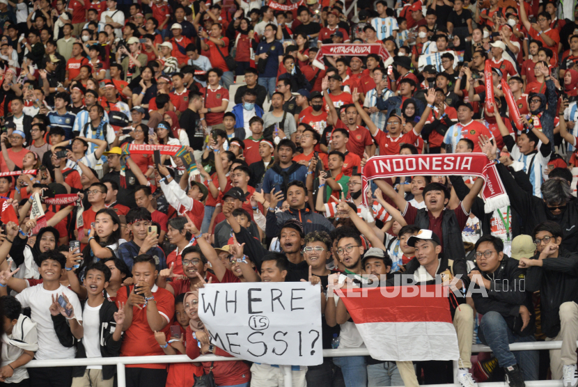 Suporter timnas Indonesia di tribun GBK saat mendukung pasukan Garuda menghadapi Argentina. Laga ini berlangsung pada Senin (19/6/2023) malam WIB. Foto: Republika/Edwin Dwi Putranto.