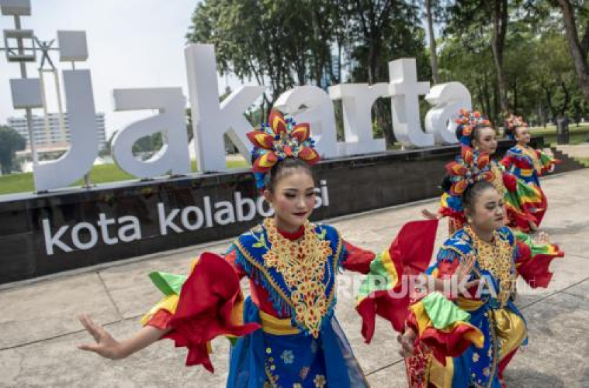 Sejumlah pelajar membawakan Tari Betawi di kawasan Lapangan Banteng, Jakarta, Selasa (19/7/2022). Foto: ANTARA/Muhammad Adimaja