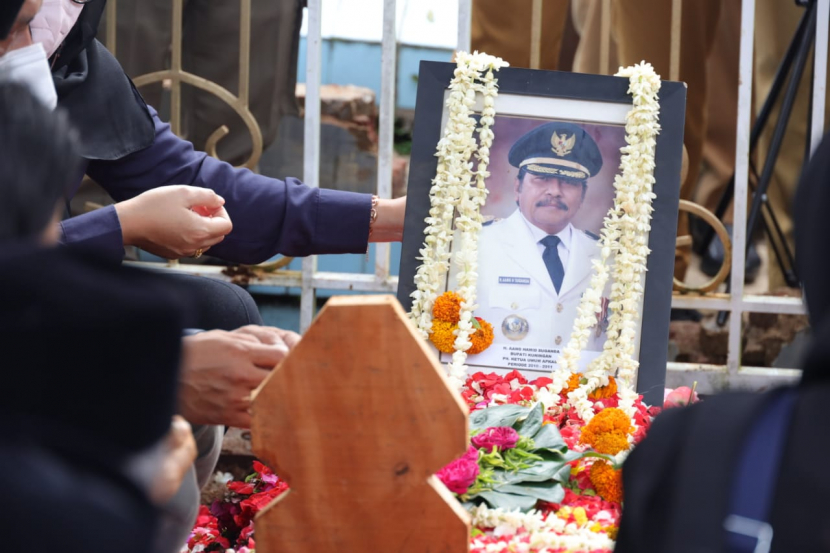 Pemakaman mantan Bupati Kuningan yang juga mantan manajer Persija Jakarta, Aang Hamid Suganda, di Kabupaten Kuningan. (Dok Diskominfo Kabupaten Kuningan)