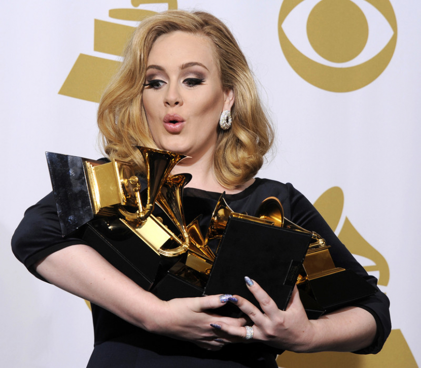 Adele saat menerima enam Grammy Awards pada 2012.  (Paul Buck/EPA)