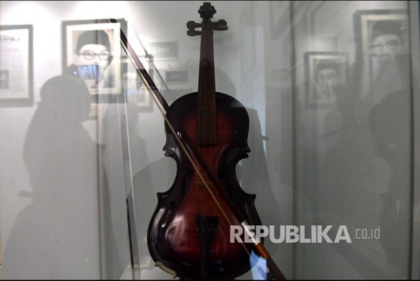 Pengunjung mengamati duplikat biola milik WR Supratman yang dipajang di Museum WR Supratman di Surabaya, Jawa Timur, Rabu (19/2/2020). Foto: Dok. Republika