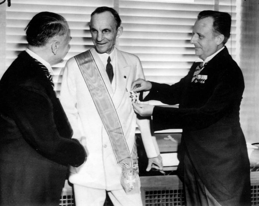 Pebisnis AS Henry Ford mendapat bintang Nazi pada tahun 1924. Konon, Ford menyumbangkan dana hingga 30-50.000 Reichmark (RM) kepada Hitler. Bahkan di kamar kerja Hitler disebut terpasang foto Ford yang dikenal juga sebagai simpatisan Nazisme.
