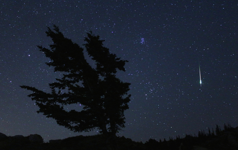 Dalam paparan 20 detik ini, sebuah meteor menerangi langit di atas punggung gunung dekat Park City, Utah. Gambar: NASA/Bill Dunford