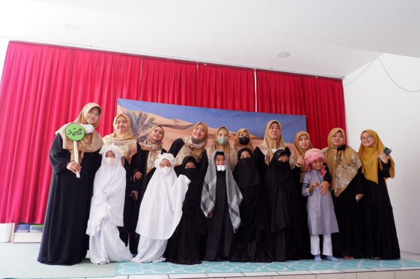 Siswa Kelas B KB-TK Bosowa Bina Insani (BBI) menampilkan drama tentang kelahiran Nabi Muhammad. Mereka berfoto bersama para guru. (Foto: Dok SBBI)
