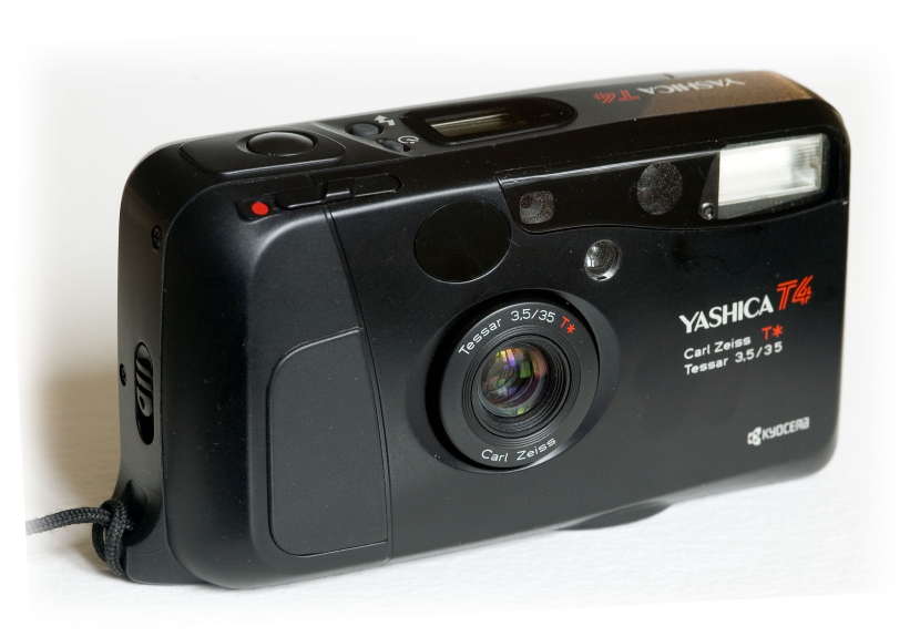 PnS bermerek Yashica dengan jenis kamera bisa kembali digunakan dengan mengganti film yang sudah terpakai. Sumber: Wikipedia