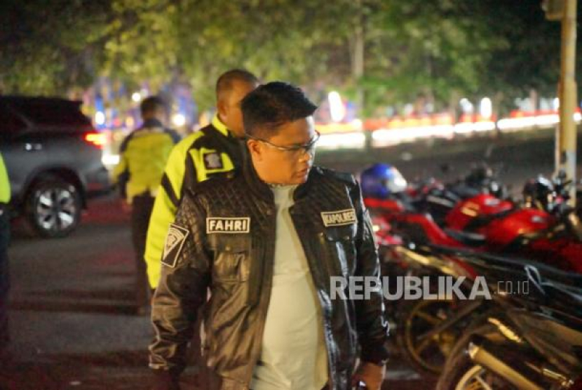 Kapolres Indramayu, AKBP M Fahri Siregar, mengamati sepeda motor anggota geng motor yang disita jajarannya. (Dok. Republika) 