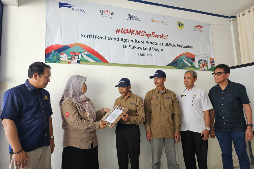 Penyerahan sertfikat Good Agriculture Practices (GAP) kepada petani binaan Astra melalui Yayasan Dharma Bhakti Astra (YDBA) dan Pusat Investasi Pemerintah (PIP) di Sukawangi Bogor oleh Pewakilan Dinas Tanaman Pangan dan Hortikultura Provinsi Jawa Barat, Siti Solihat (kedua kiri) serta Kepala Bidang Pelindungan dan Pelayanan Usaha Dinas Tanaman Pangan Hortikultura dan Perkebunan Kab. Bogor, Judi Rahmat (kedua kanan) kiri disaksikan oleh Ketua Pengurus YDBA, Rahmat Samulo (kanan) dan Direktur PIP, Muhammad Yusuf (kiri) (10/07). 