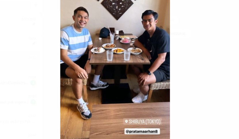 Pemain ganda putra Fajar Alfian sedang makan bersama pemain bola, Pratama Arhan di Shibuya di tengah turnamen Japan Open 2023.