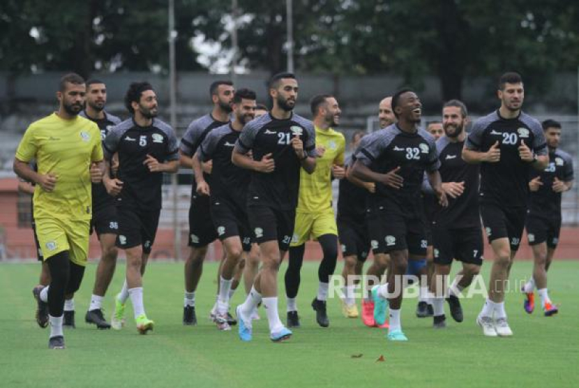 Sejumlah pesepak bola Timnas Palestina melakukan pemanasan saat latihan perdana di Stadion Gelora 10 November, Surabaya, Jawa Timur, Ahad (11/6/2023). Latihan tersebut dalam rangka persiapan jelang FIFA Matchday melawan Timnas Indonesia pada Rabu (14/6/2023). Foto: Antara/Moch Asim  