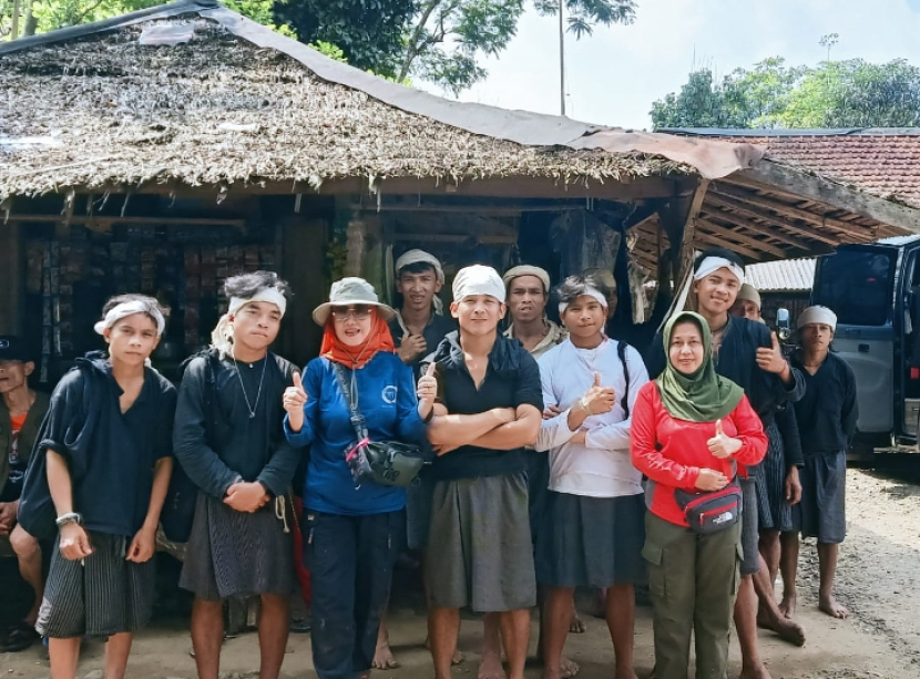 Masyarakat Baduy menjaga keseimbangan kosmik dengan mengikuti aturan adat secara cermat. Menjunjung kejujuran, gaduh hoaks pilpres pun menjauh dari kehidupan masyarakat Baduy