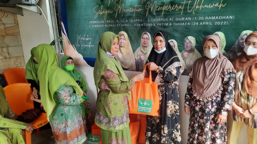 Ketua PAC Muslimat NU Pancoran Mas, Nyai Hj. Siti Hasanah S.Ag, MM. PD, menyerahkan secara simbolis paket sembako kepada perwakilan dhuafa, Ahad (17/3), di Depok.