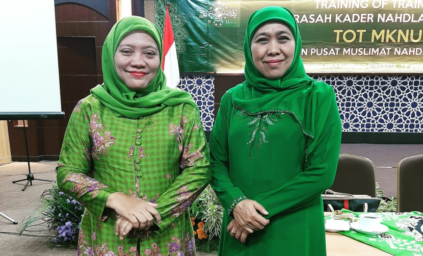 Susianah Affandy, anggota Muslimat Nahdlatul Ulama (NU) yang menciptakan aplikasi Peta Indonesia (kiri) dan tokoh NU sekaligus Gubernur Jawa Timur, Khofifah Indar Parawansa. (Foto: Dok.Pri)
