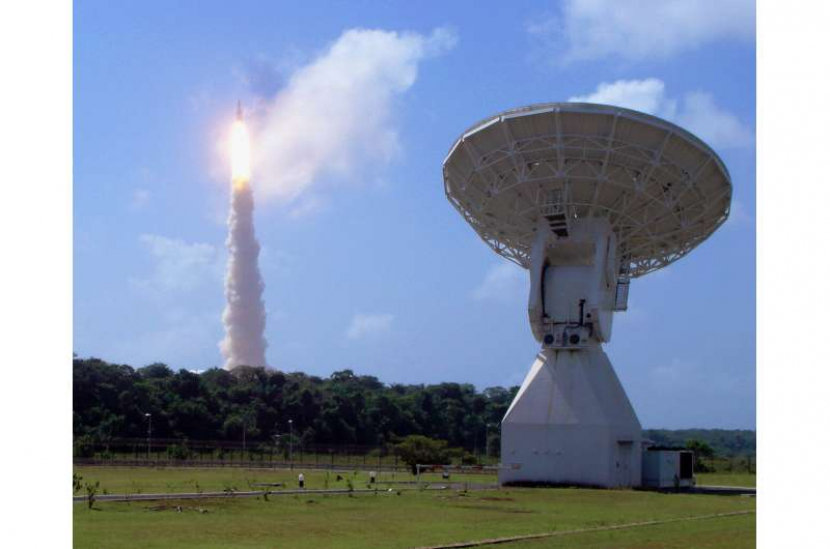 Peluncur Ariane 5 V188 yang membawa Herschel dan Planck naik di atas piringan pelacak berdiameter 15 m ESA di Kourou, Guyana Prancis pada 14 Mei 2009. Kredit: ESA/A Peluang