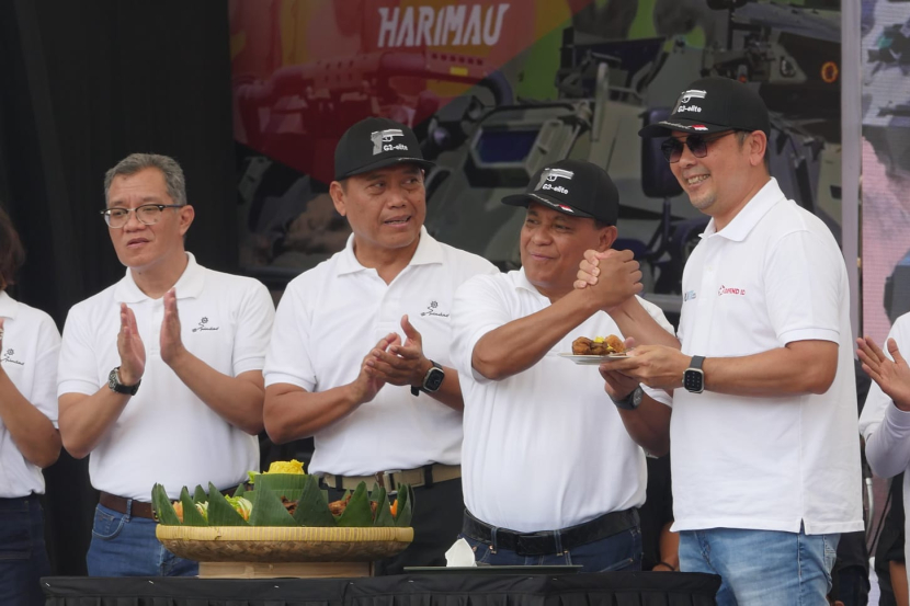Direktur Utama PT Pindad, Abraham Mose memberikan potongan tumpeng di sela-sela perayaan hari jadi ke-41 PT Pindad di Bandung, Senin (29/4/2024). 