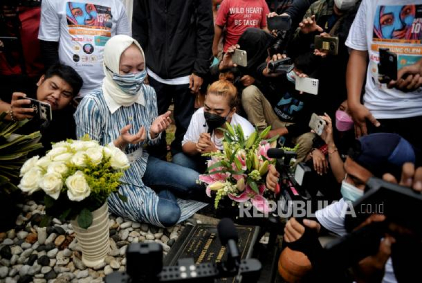 Artis Angelina Sondakh berziarah ke makam suaminya Adjie Massaid usai keluar dari penjara dengan status Cuti Menjelang Bebas (CMB) di TPU Jeruk Purut, Jakarta, Kamis (3/3/2022). Foto: Republika/Thoudy Badai