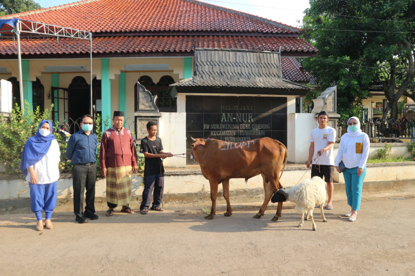 RS Siloam menyambut dan menyerahkan sejumlah hewan kurban yang diwakili oleh tim manajemen<a href=