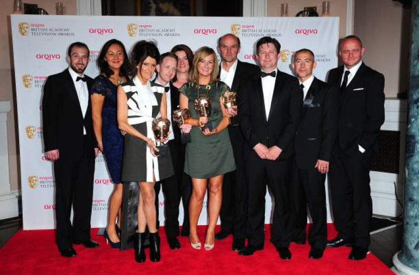 Tim Produksi dari “Gogglebox” meraih penghargaan Arqiva British Academy Television Awards 2014 kategori Reality and Constructed Factual, acara digelar di Theatre Royal, Drury Lane, London. Dok Getty Images