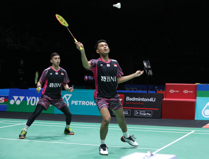 Pasangan ganda putra Indonesia, Fajar Alfian/Muhammad Rian Ardianto mengalahkan wakil Malaysia, Nur Izzuddin/Goh Sze Fei di semifinal Malaysia Open 2022.