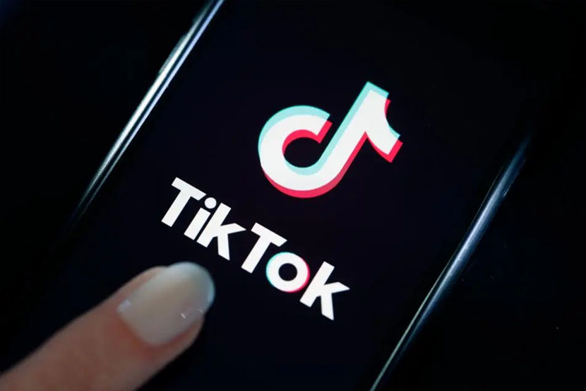 Logo TikTok di smartphone. 