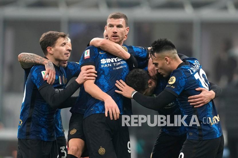 Napoli vs Inter. Nerazzurri masih bakal mengandalkan Edin Dzeko (tengah) sebagai juru gedor.