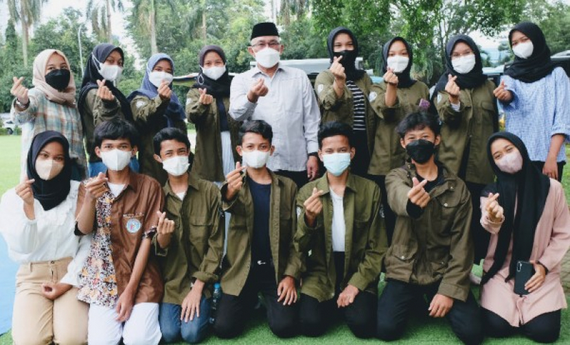 Wali Kota Depok, Mohammad Idris berfoto bersama pengurus Forum Anak Kota Depok di Lapangan Balai Kota Depok. (Foto: Diskominfo Kota Depok).