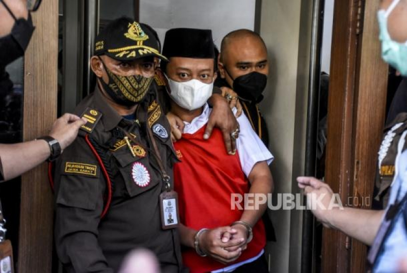 Terdakwa kasus pemerkosaan terhadap 13 santri Herry Wirawan digiring petugas turun dari mobil tahanan, Selasa (15/2/2022). (Republika/Abdan Syakura)