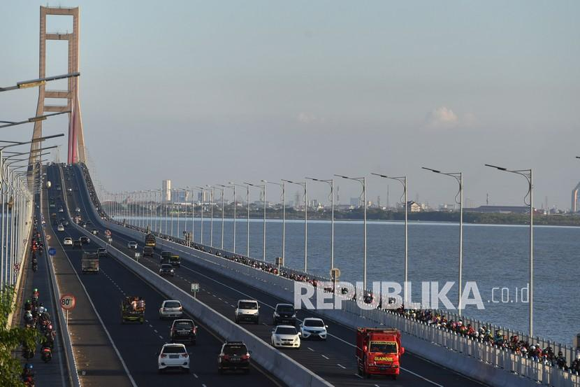 Jembatan Suramadu. Dalam humor santri NU, warga Madura protes karena Jembatan Suramadu menggunakan beton bertulang, bukan memakai besi. Foto: Republika.