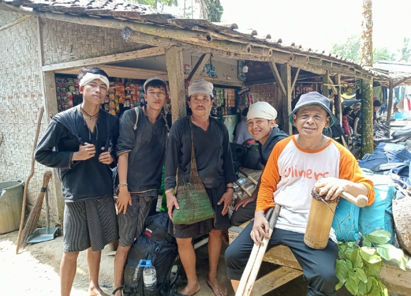 Warga Baduy Dalam berfoto di kampung Baduy Luar. Mereka mengenakan telekung, ikat kepala berwarna putih