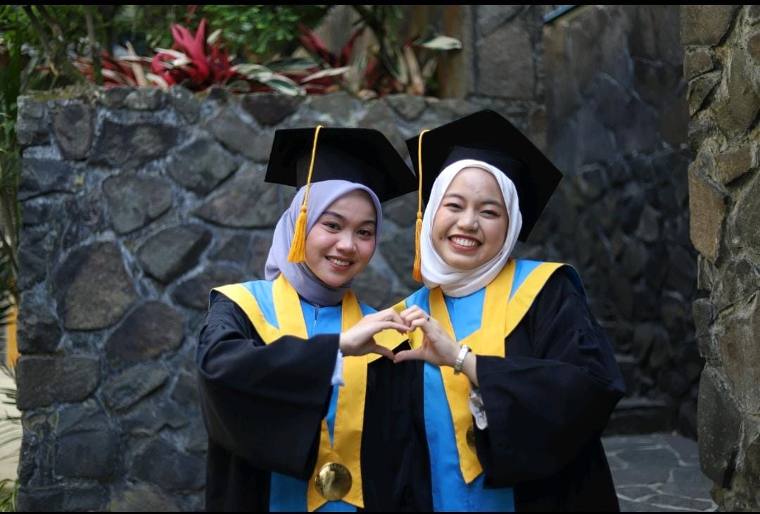 Kisah Inspiratif Dua Wisudawan Unisba Peraih Beasiswa