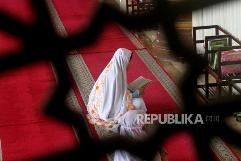 Seorang perempuan membaca Alquran di Masjid Agung Baitur Makmur, Meulaboh, Aceh Barat, Aceh. Foto: AntaraA Foto/Syifa Yulinnnas