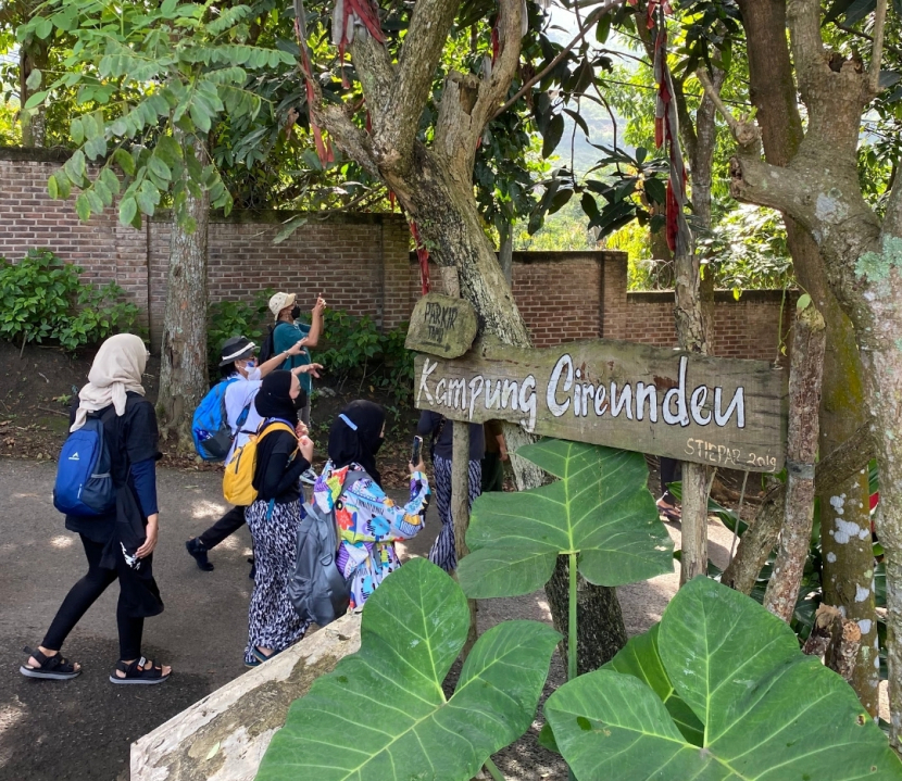 Jalan masuk Kampung Adat Cireundeu. Dok. Cerita Bandung 