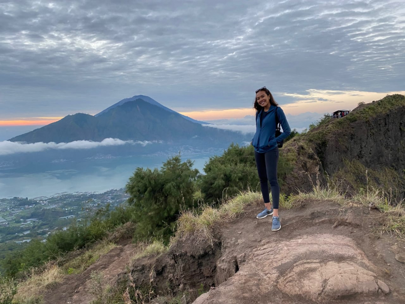 Marya saat di jalur pendakian Gunung Batur, Bali