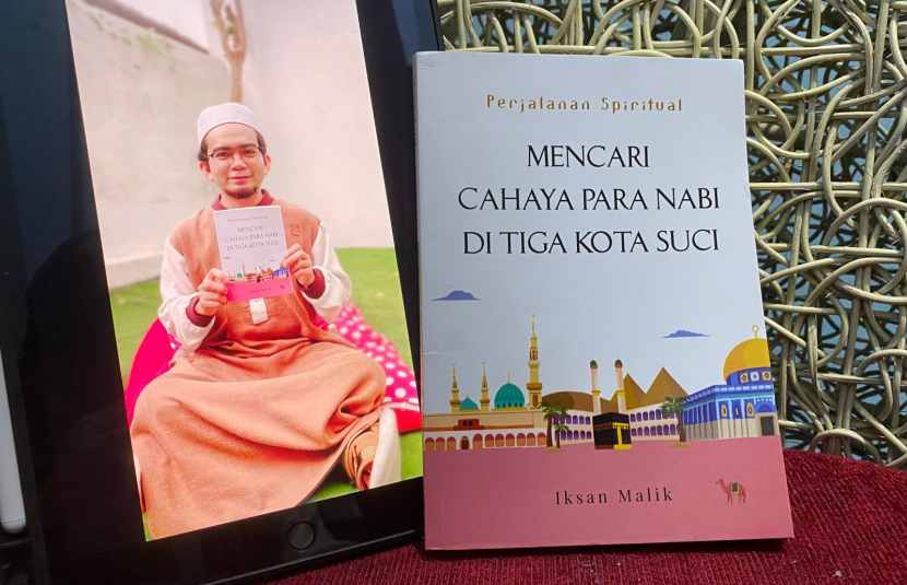 Cover buku Mencari Cahaya Para Nabi di Tiga Kota Suci karya Iksan Malik. (Dokpri).